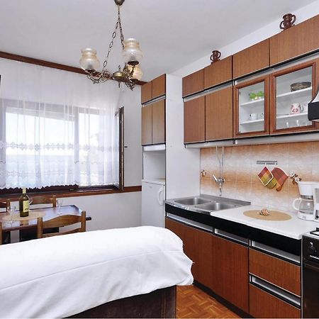 2 Bedroom Lovely Apartment In Стариград-Пакленица Экстерьер фото
