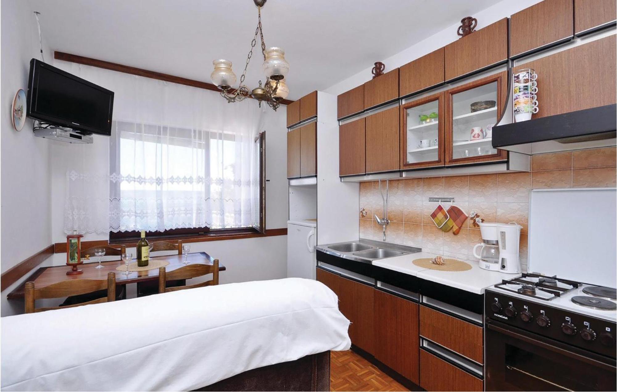 2 Bedroom Lovely Apartment In Стариград-Пакленица Экстерьер фото